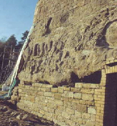 Felsrelief mit Untermauerung Scheibner